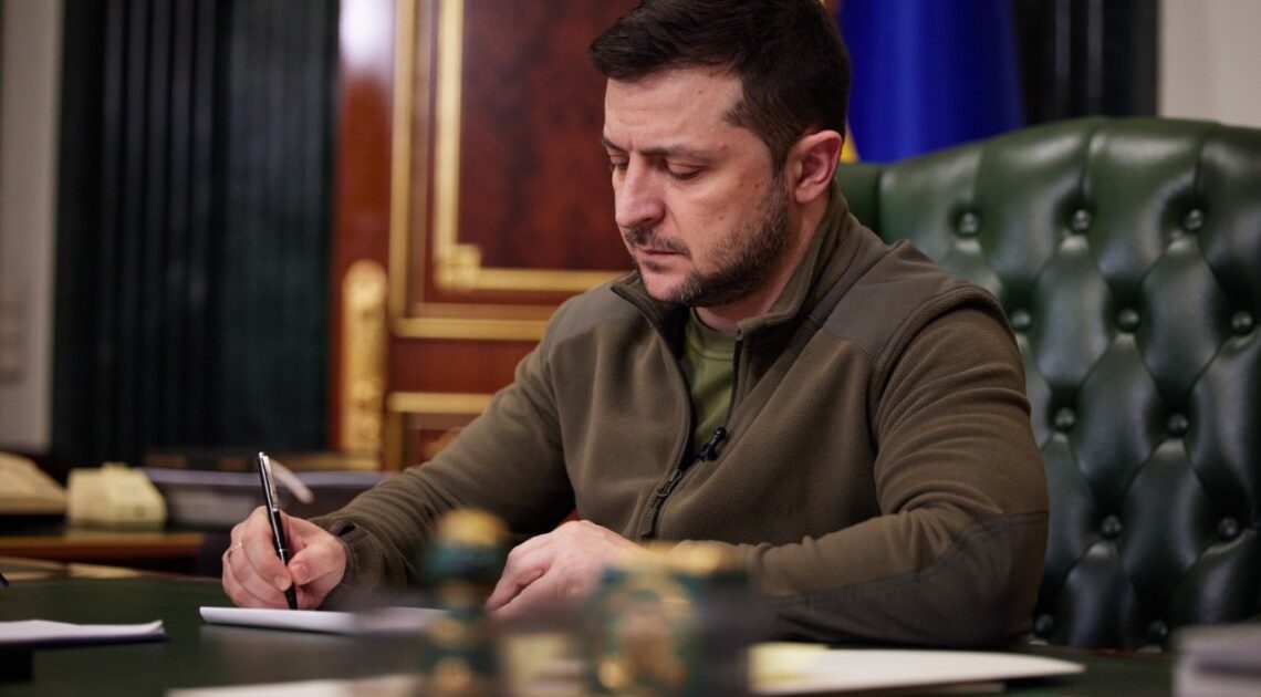 Зеленський підписав закони про продовження воєнного стану та мобілізації: названо терміни