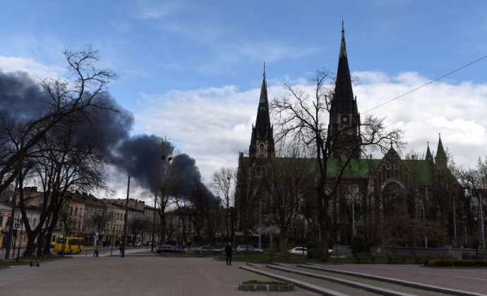 Мэр Львова Андрей Садовый заявил, что среди раненых в результате ранних утренних ракетных обстрелов находится трехлетний переселенец из Харькова.