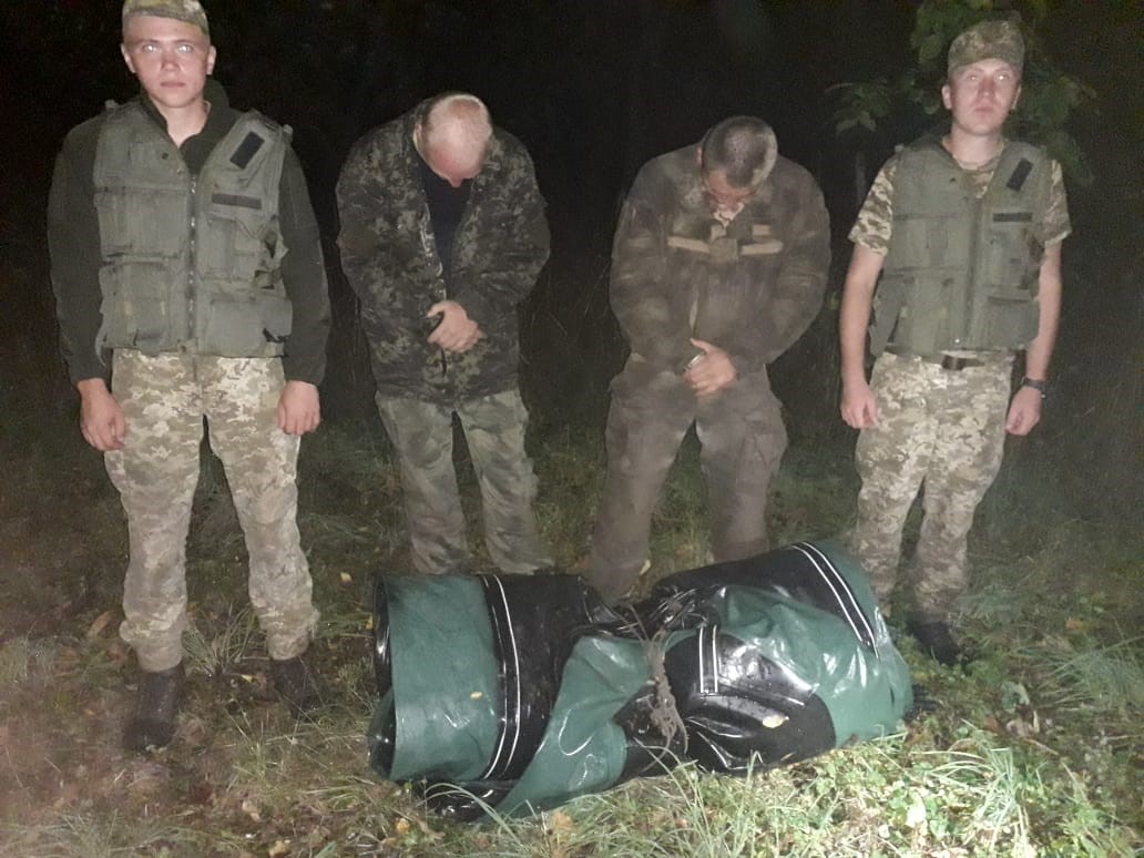 Двох українців з човном затримали на українсько-угорському кордоні.