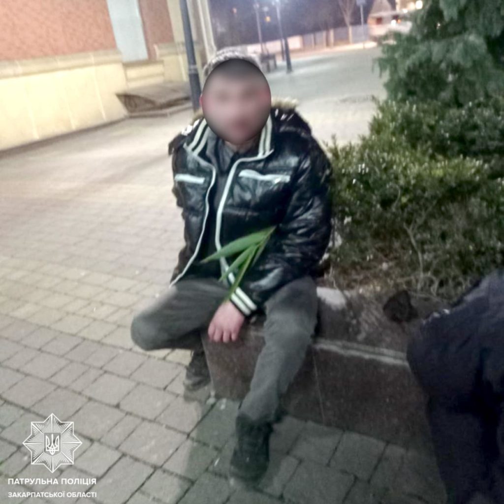 Подія трапилася вчора на вулиці Станційній в Ужгороді. Близько 20-ї години увагу інспекторів привернув чоловік, який поводився підозріло.

