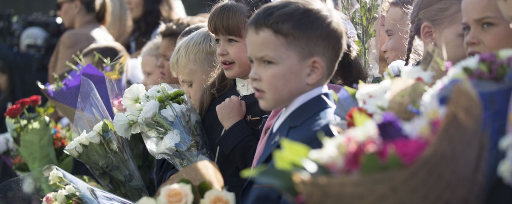Учителя общеобразовательной школы в селе Лазещина Раховского района решили в этом году 1 сентября обойтись без цветов. 