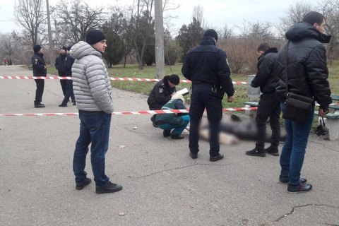 Сьогодні вранці в Миколаєві в одному з парків 75-річний чоловік вистрілив собі в голову з пістолета Макарова. Про це повідомила Національна поліція.

