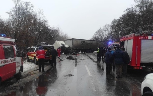 Жертвами зіткнення вантажівки з маршруткою в Чернігівській області стали щонайменше 11 осіб.
