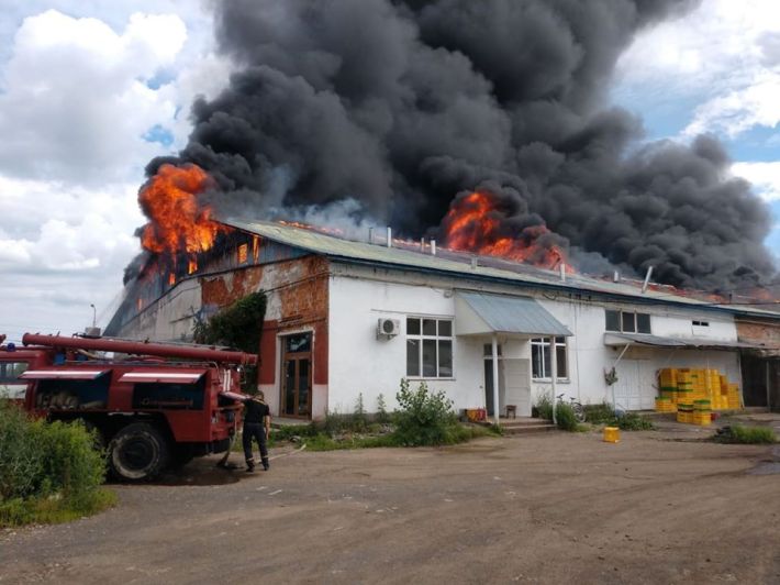 В Хусте огнеборцы ликвидируют пожар на территории предприятия.