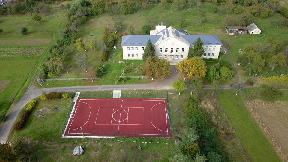 У с. Дубрівка Ужгородського району відкрили сучасний спортивний майданчик зі штучним покриттям.