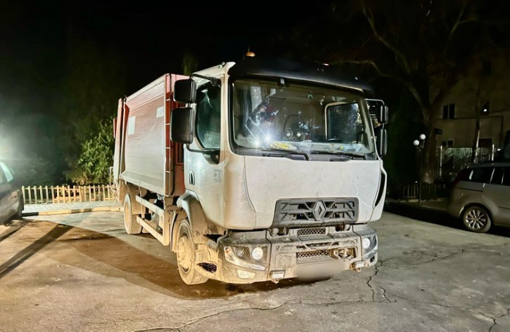 На одному з кладовищ Одеської області стався моторошний випадок: людину насмерть задавив сміттєвоз через недбалість водія.