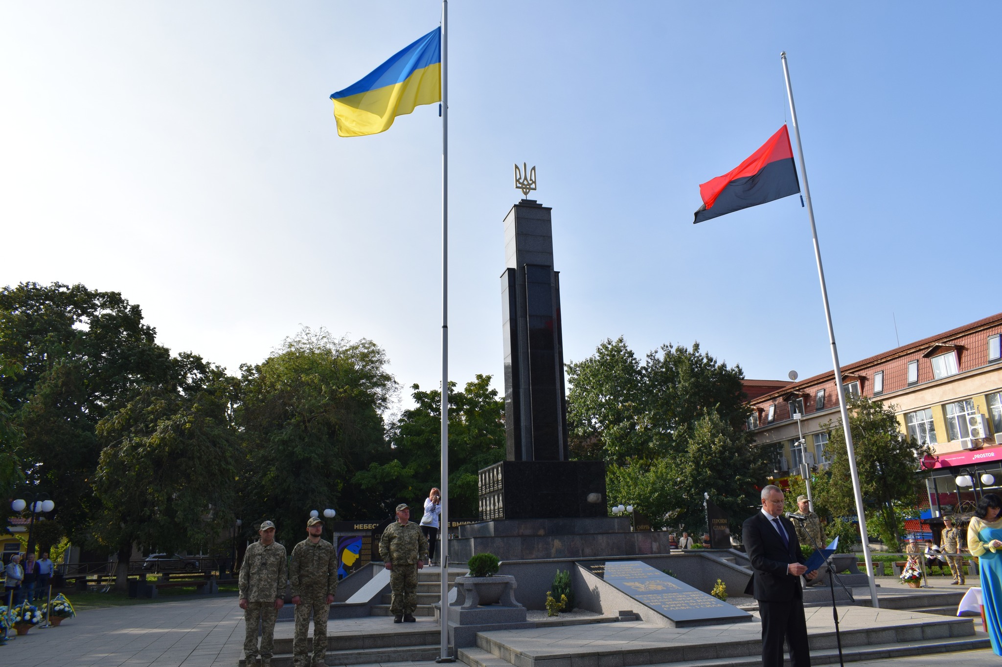 Пам'ять про полеглих за Україну: у Берегові відкрили оновлений парк Героїв (ФОТО) 