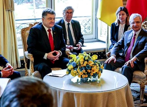 Угода про асоціацію між Україною та ЄС в повному обсязі має вступити в силу з 1 січня 2016 року. Парламенти 18 країн ЄС вже ратифікували документ. Україна розраховує і закликає ратифікувати Угоду про асоціацію й інші держави ЄС.

