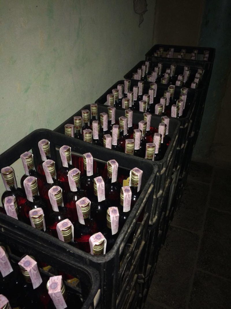 Прокуратура Волинської області виявила підпільний цех із виготовлення алкогольних напоїв. Контрабанду правоохоронці викрили на території Закарпаття.
