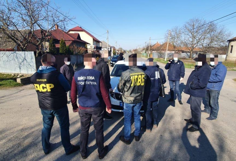 Дільничного інспектора прикордонної служби Мукачівського прикордонного загону, який мав намір сприяти у протиправній діяльності на кордоні викрили на Закарпатті.
