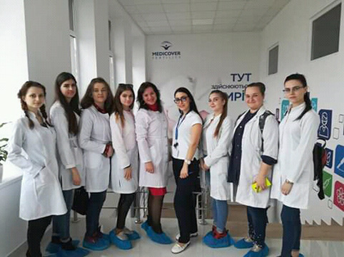 Студенти біологічного факультету Ужгородського нацуніверситету в рамках спецкурсів зі спеціалізації «Мікробіологія» дістали можливість відвідати лабораторії клініки «Medicover».