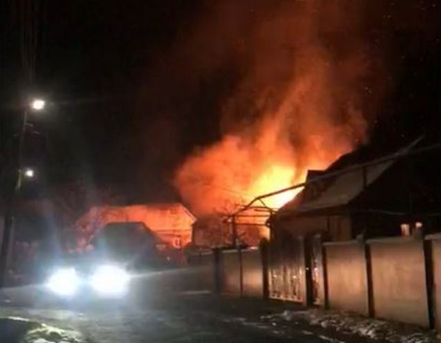 У селі Завидово горить надвірна споруда.