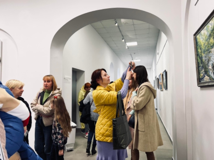 Завдяки художникам та гурту «Без Обмежень” в Мукачеві відкрито виставку-продаж картин на підтримку захисників.