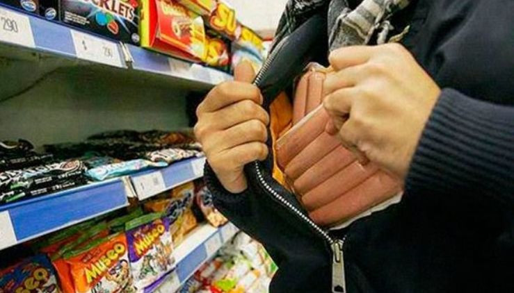 Оперативники сектору кримінальної поліції Іршави за «гарячими слідами» розкрили крадіжку товарів з місцевого магазину.