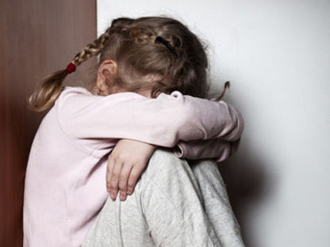 З заявою в райвідділ міліції звернулася жителька одного з сіл Ужгородщини. Жінка повідомила про те, що її 51-річний співмешканець упродовж двох останніх років гвалтує їхню 12-річну доньку.

