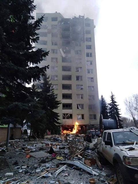 За попередньою інформацією, вибух газу стався між 9-м та 12-м поверхами будинку на вулиці Мукачівській, при цьому сходи обвалилися і загрожують загальним обвалом будівлі!