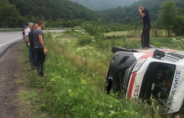 В авто "швидкої" яка перекинулась на Свалявщині ніхто не постраждав