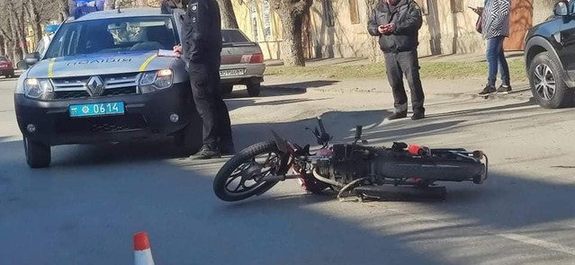 Його на вул.Б.Хмельницького поблизу пішоходного переходу збив водій
таксі однієї із транспортних компаній.
