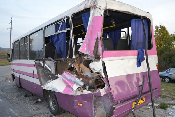 В Ивано-Франковской области произошло серьезное ДТП с рейсовым автобусом, который направлялся во Львов, и лесовозом.