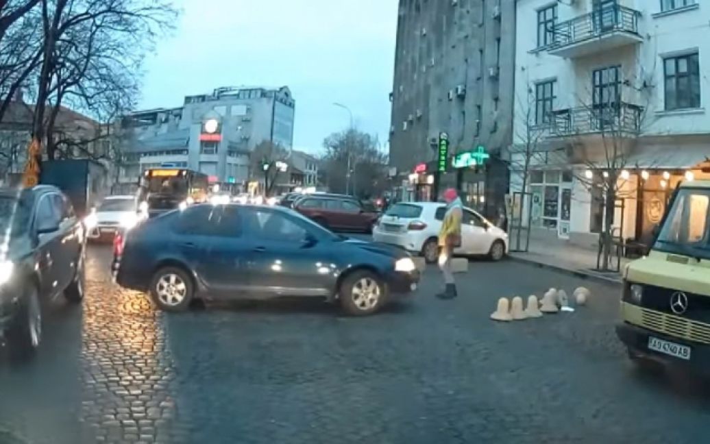 В Ужгороде две женщины устроили разборки через парковочное место. В результате автомобиль врезался в автобус.