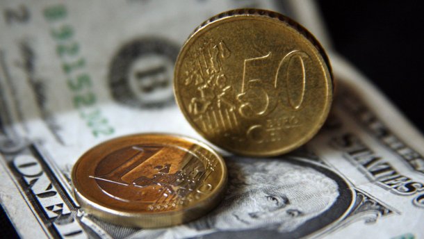 Курс гривні щодо долара на готівковому ринку 27 червня, як і у понеділок, не змінився, а от євро продовжує дорожчати.

