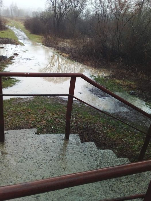 В Воротеве в Перечинском районе затопили дорогу к подвесным мостам - Соцсети (ФОТО)