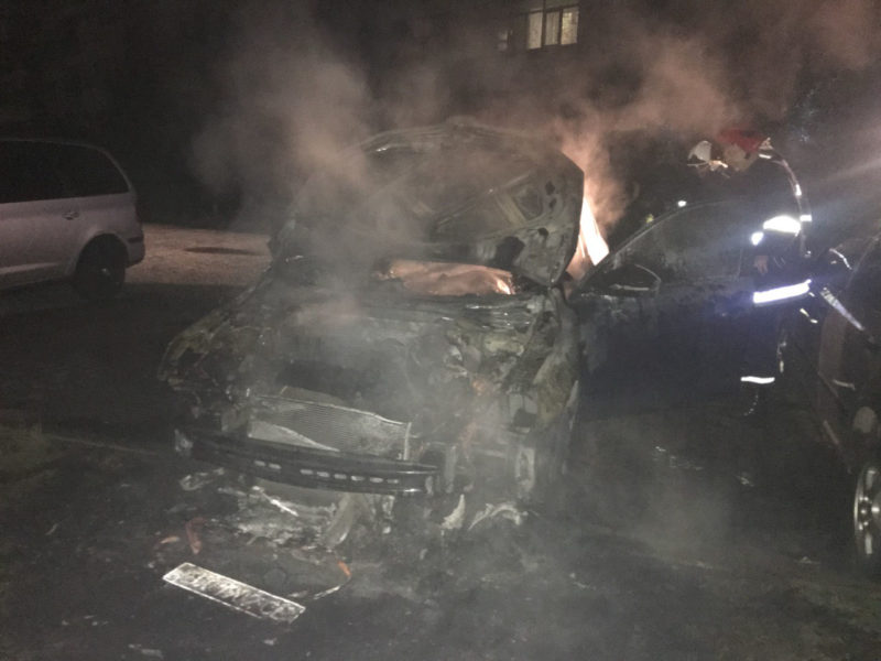 В Ужгороді рятувальники ліквідували пожежу у двох автомобілях. Травмованих та загиблих немає.

