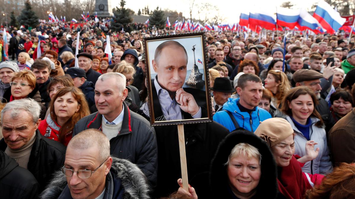 Незгасна популярність Володимира Путіна - загадка для Заходу. Який би тиск західні уряди намагалися чинити на кремлівського лідера, його рейтинги тільки ростуть.