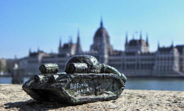 Біля парламенту Угорщини в Будапешті встановили міні-скульптуру, виконану закарпатцем Колодком