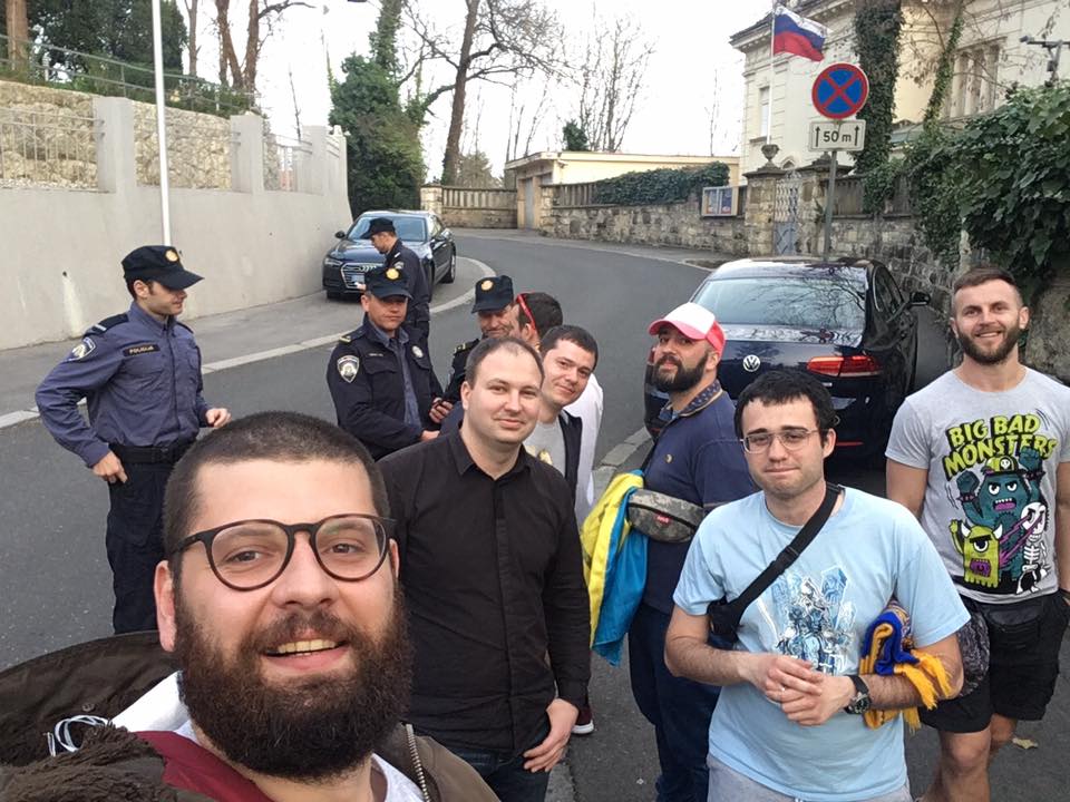 У Загребі затримали групу українських футбольних фанатів, які розгорнули державні прапори України біля входу до посольства РФ у столиці Хорватії.