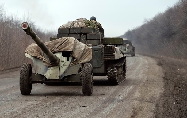 Представители самопровозглашенных Донецкой и Луганской народных республик отвели четыре колонны тяжелого вооружения.
