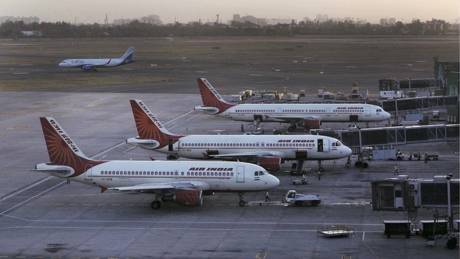У літаку компанії Air India, який летів рейсом з Нью-Йорка до Делі, пасажир помочився просто на 70-річну пасажирку. Водночас жінку не пересадили на нове місце.