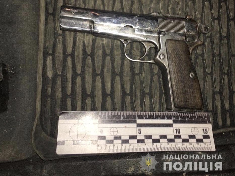 На Тячівщині поліція затримала озброєного чоловіка, що рухався в автівці, якою керував його нетверезий товариш.