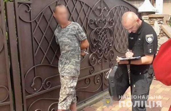Поліція Мукачева затримала 43-річного раніше судимого жителя району за підозрою в торгівлі боєприпасами. Правопорушника помістили під тимчасову варту.