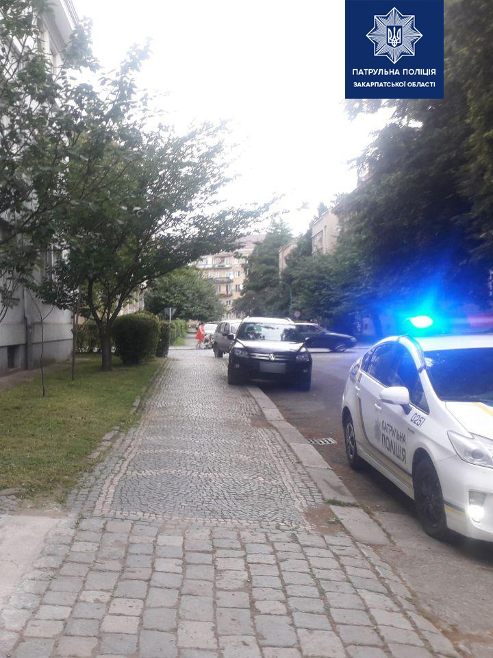 26 июня, около 14 часов, владелец автомобиля Volkswagen припарковал транспортное средство в Ужгороде на улице Бращайків.