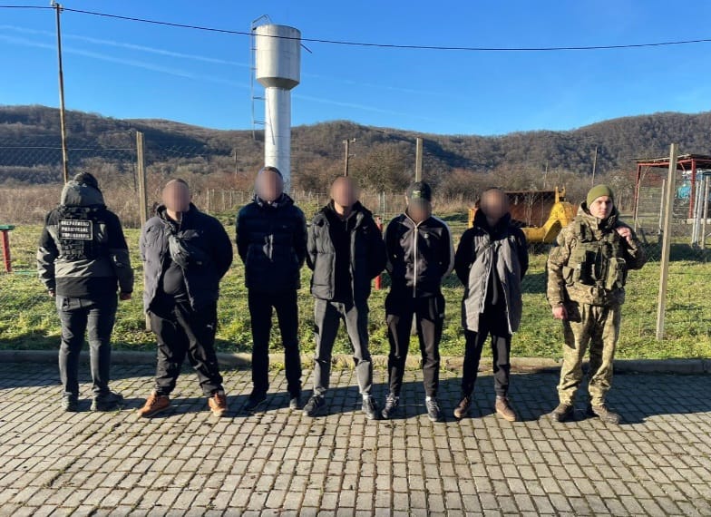 Учора вдень прикордонники відділу «Великий Березний» спільно з оперативним співробітником загону затримали п'ятірку чоловіків, які намагалися у незаконний спосіб дістатися Словаччини.
