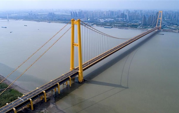 Загальна довжина десятого моста через річку Янцзи перевищує чотири кілометри. На двох поверхах розміщено 12 смуг для пересування машин.
