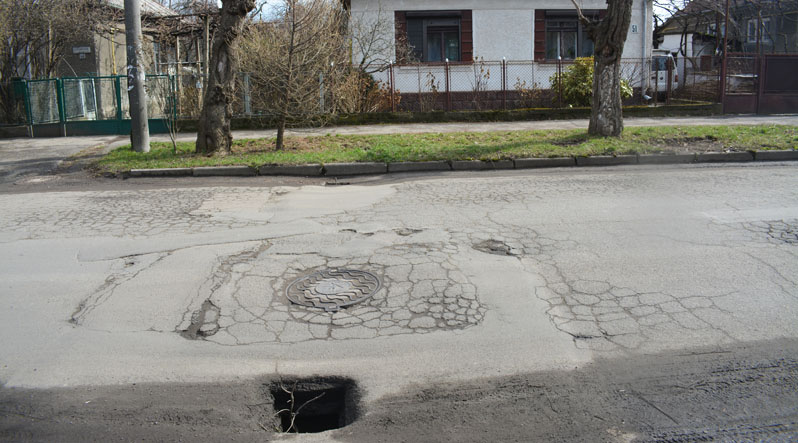 Вулиця Василя Комендаря (Джамбула) в Ужгороді є справжнім рекордсменом за кількістю відкритих каналізаційних колекторів.

