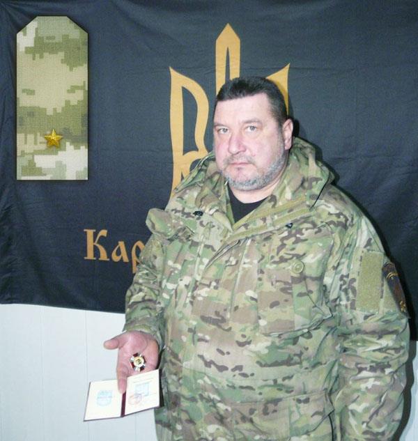879999Командир «Карпатської Січі» тячівець Олег Куцин пройшов офіцерські курси і отримав «Знак Пошани» від Міноборони. 