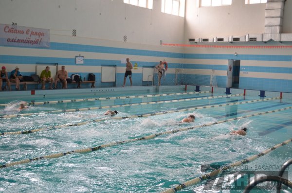 Ужгородський басейн "Буревісник"прийняв сьогодні два турніри з плавання