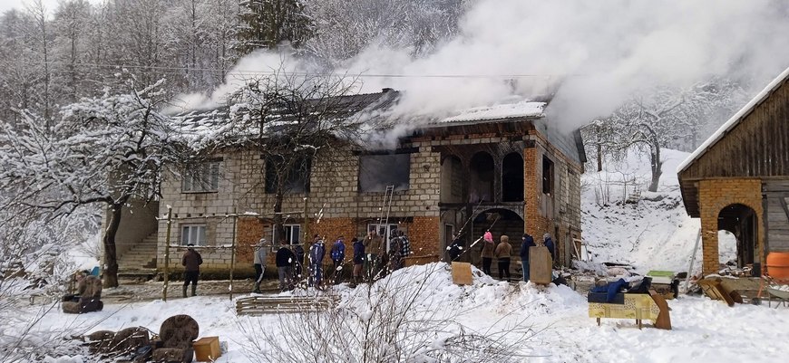 22 грудня о 12:18 до Служби порятунку надійшло повідомлення про пожежу в двоповерховому житловому будинку, розташованому в с. Глибокий Потік Тячівського району.