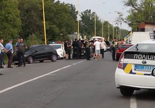 Сегодня утром проезд до украино-словацкой границы был заблокирован несколькими автомобилями. 