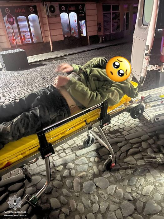 Патрулюючи вулицею Корятовича, в Ужгороді, поліцейські виявили чоловіка, який лежав на тротуарі та перебував у безпорадному стані.