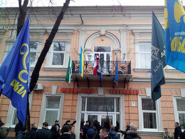 В угорськомовній столиці Закарпаття - місті Берегово - українські націоналісти провели марш.