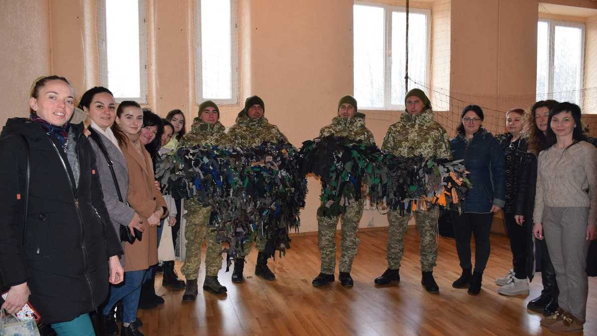 Вчителі та школярі Мукачева подарували прикордонникам освячені обереги та маскувальні сітки.