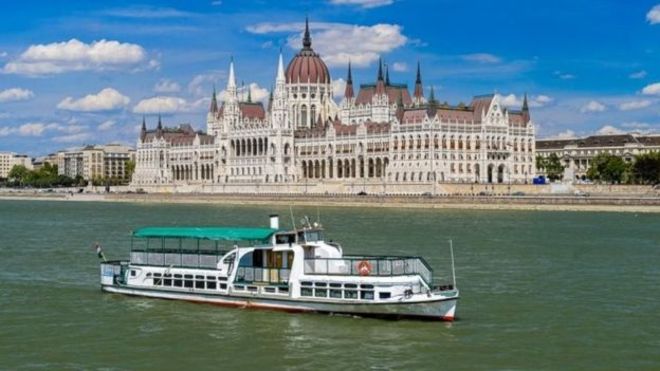 Угорська поліція арештувала українця, який керував судном, що врізалося у катер з туристами у Будапешті.

