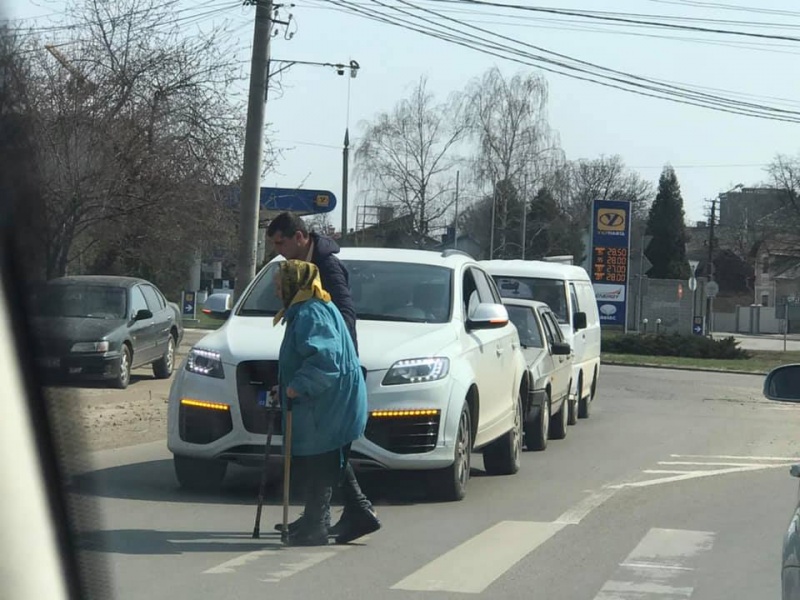 Пропонували допомогти – піднести додому сумку: аферисти обкрадали людей похилого віку