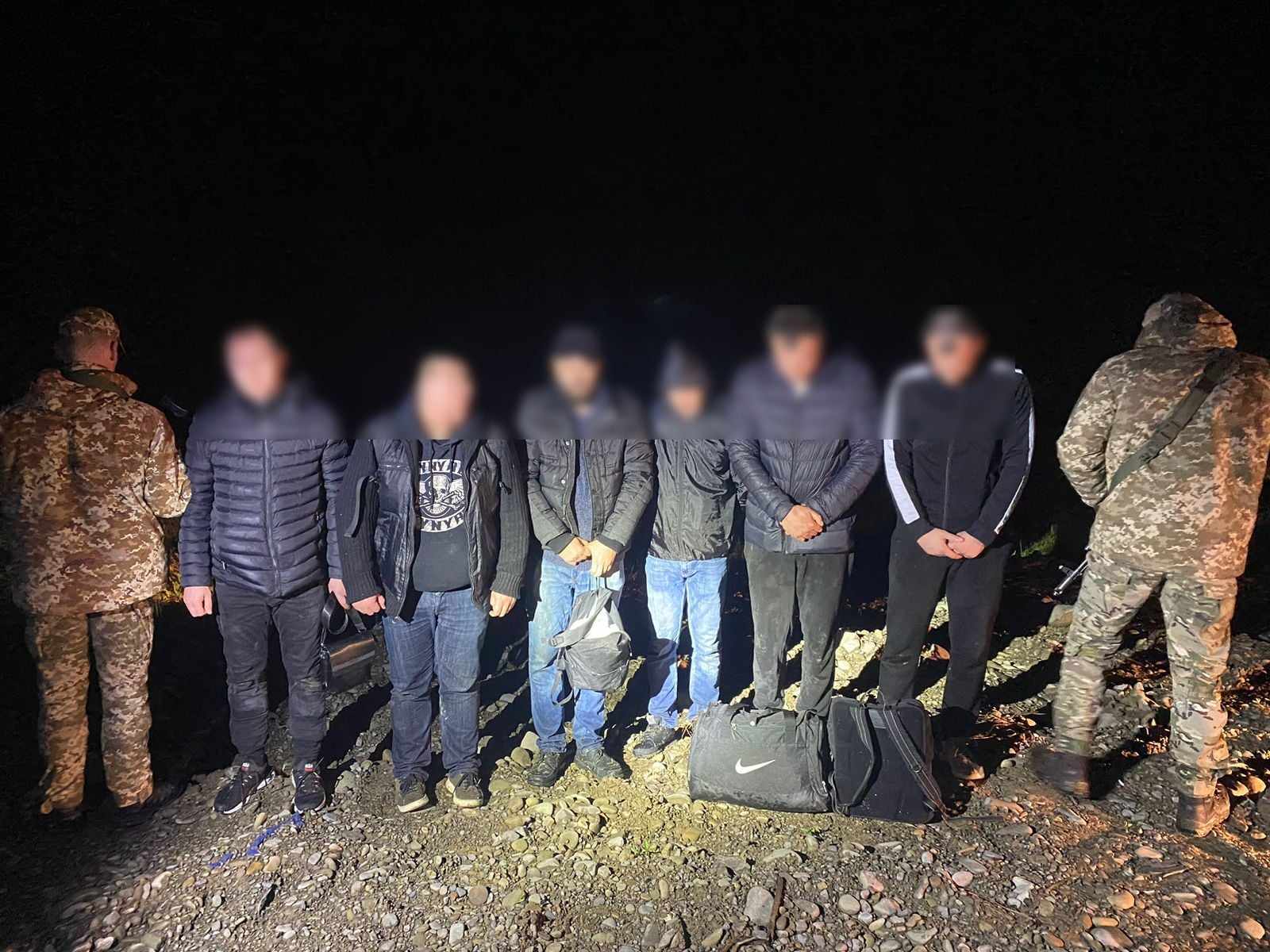 При ночной попытке переплыть реку Тиса и попасть в Румынию были задержаны шесть человек. Их задержали военнослужащие «Тячевского» отдела в 100 метрах от границы во время патрулирования.