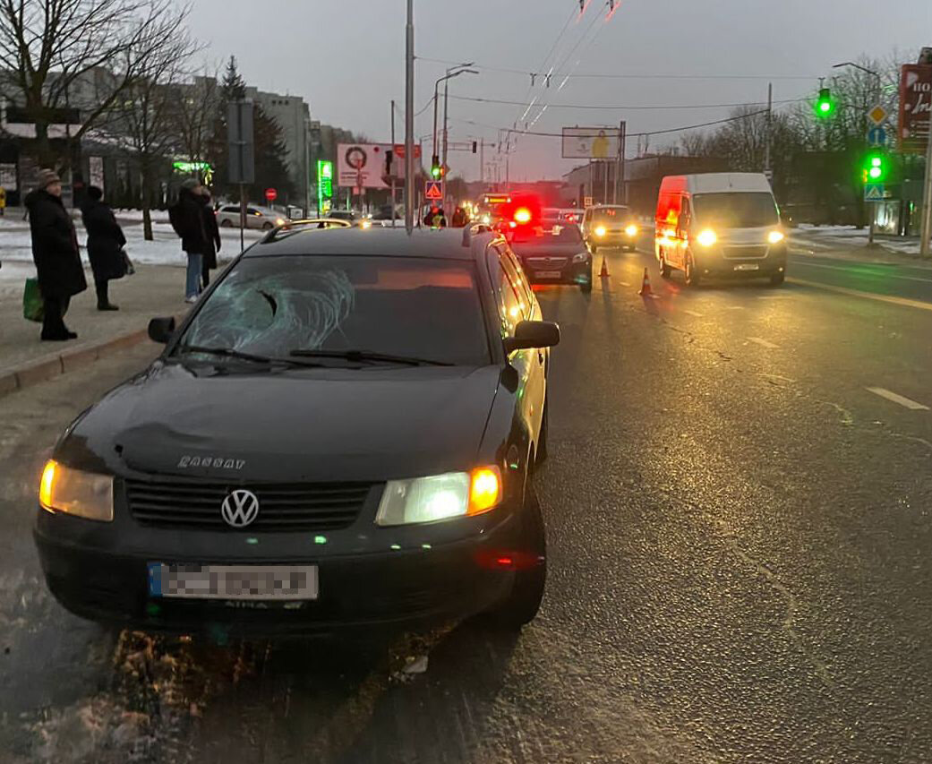 Аварія сталася у понеділок, 13 лютого, близько 6:30 год., на вулиці Кульпарківській у Львові. Чоловік у реанімації.