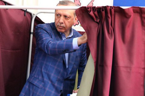 Президент Туреччини Реджеп Таїп Ердоган перемагає на позачергових виборах.